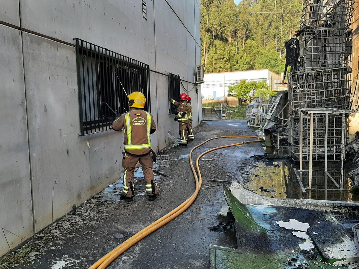 Los bomberos retiran los cristales rotos en la nave de Corvus Belli debido a la intensa temperatura.