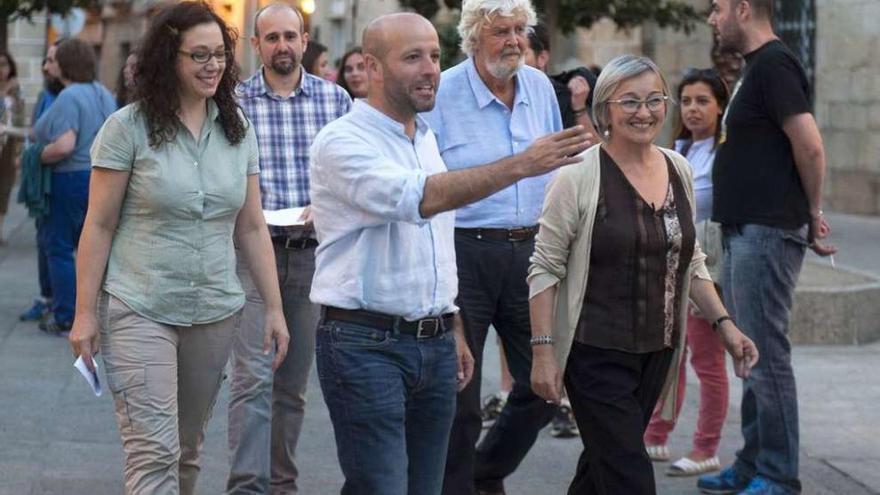 Villares y Beiras, ayer en Verín, con miembros de la candidatura de En Marea en Ourense.