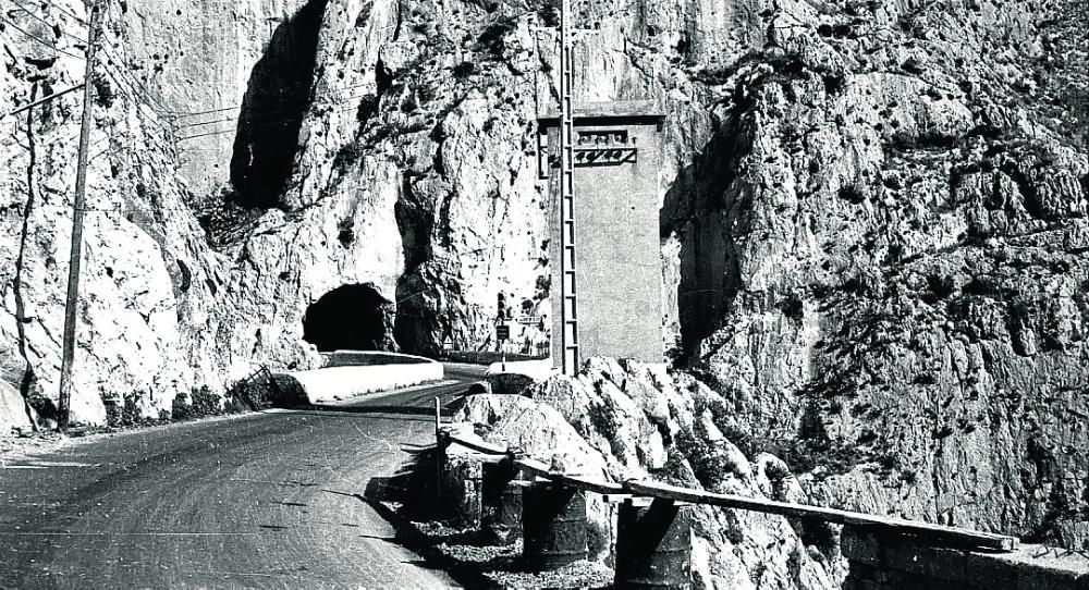 EL MASCARAT, EL MAYOR OBSTÁCULO A SALVAR. El túnel del Mascarat fue la actuación más importante dentro de las obras de contrucción de la AP-7 en la provincia. Dos túneles gemelos de 500 metros de longitud que permiten salvar la montaña situada entre las localidades de Altea y Calp.