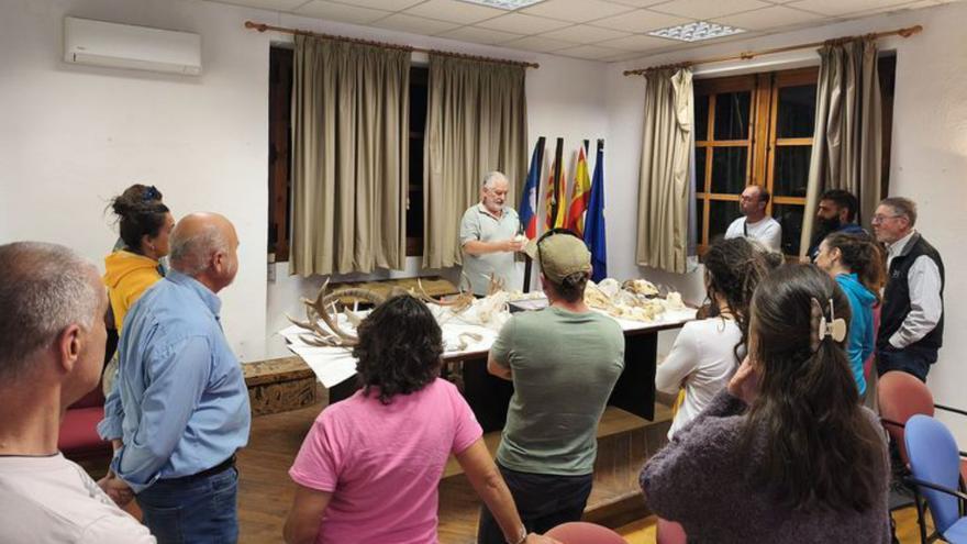 Asistentes a la charla de Juan Herrero en Biscarrués.  | AYUNTAMIENTO DE BISCARRUÉS