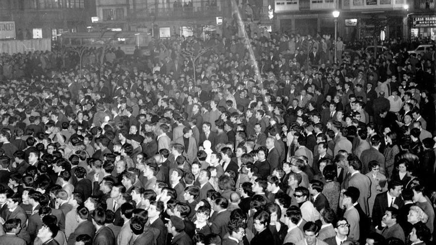 La plaza de Santa Catalina, a donde daba la sede del club, llena para festejar el ascenso del 66.