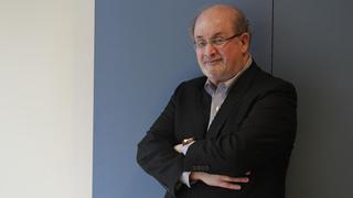 Salman Rushdie respira sin ventilación asistida y ya habla