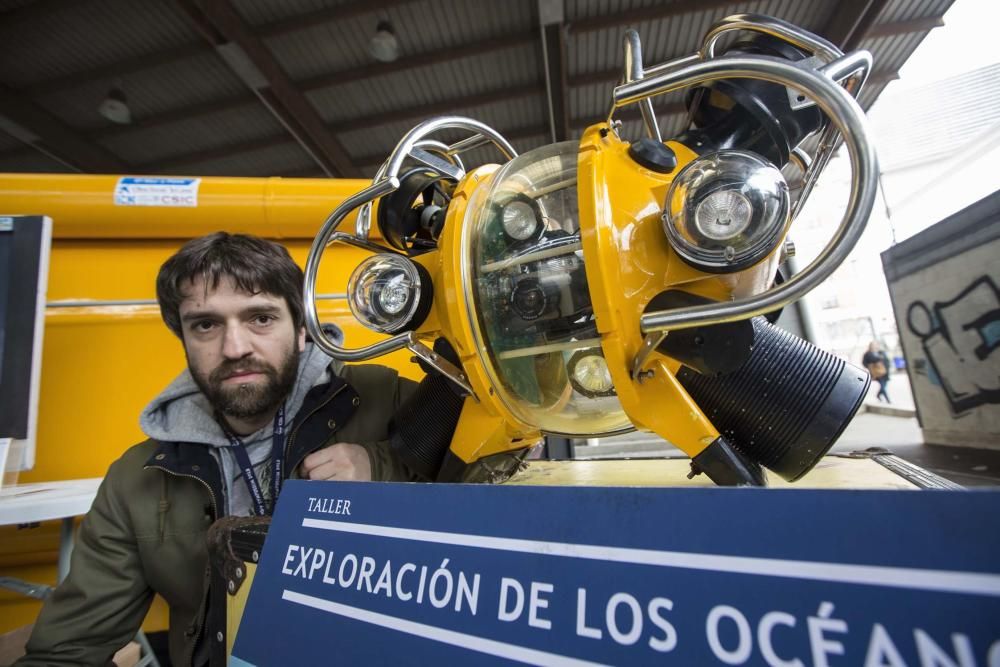 Científicos encargados de la exposición sobre la exploración de los mares del colegio Baudilio Arce