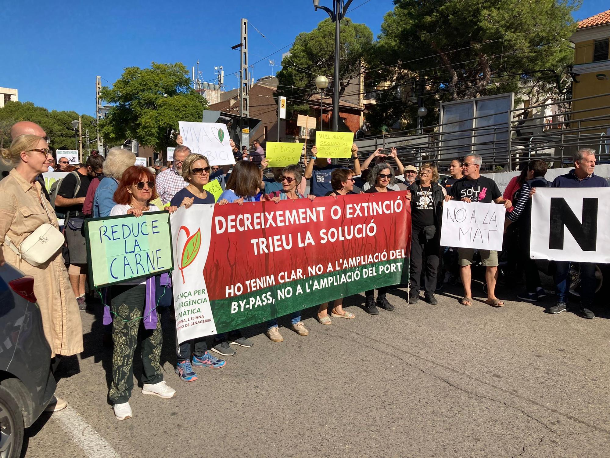 Manifestación por unas aceras accesibles en La Canyada