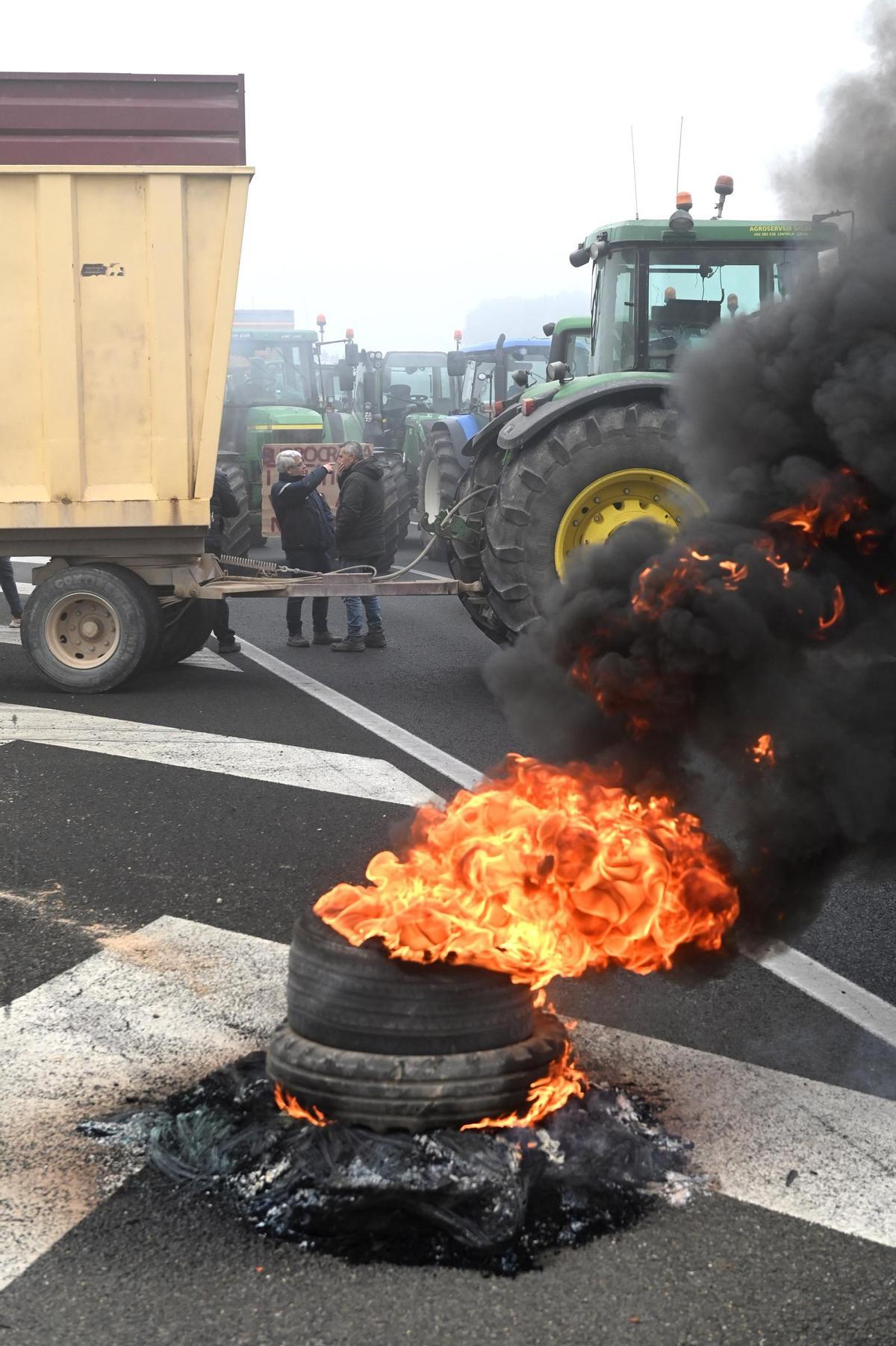 Agricultores catalanes protestan en Fondarella, en el Pla dUrgell (Lleida)