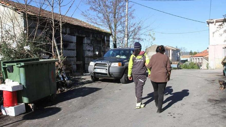 La madre del clan y uno de los hermanos del presunto violador, en la casa donde estuvo la joven. // I. Osorio