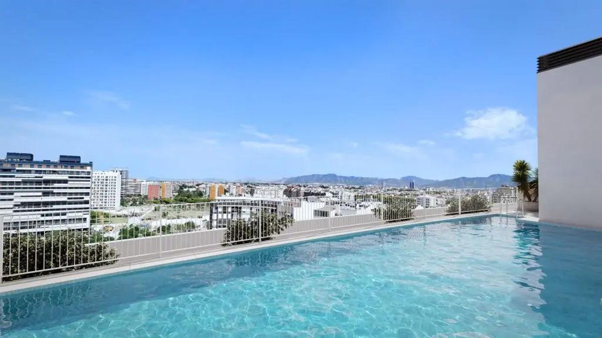 Piscina en la azotea de la nueva promocion Satia de AEDAS Homes en Murcia capital.