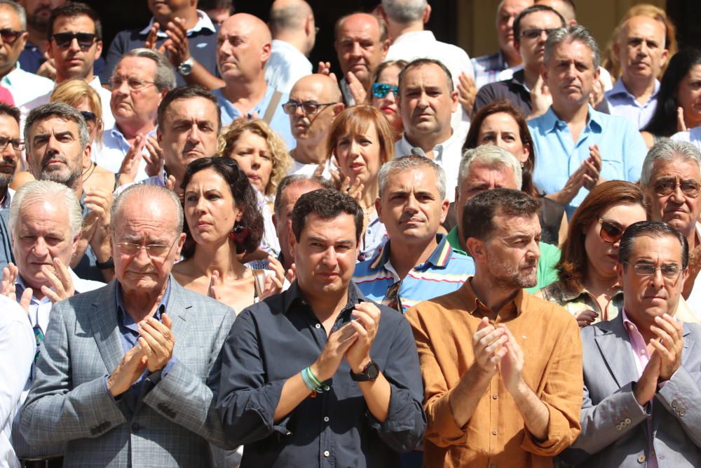 Los representantes políticos han guardado tres minutos de silencio en homenaje a las víctimas del atentado de Barcelona