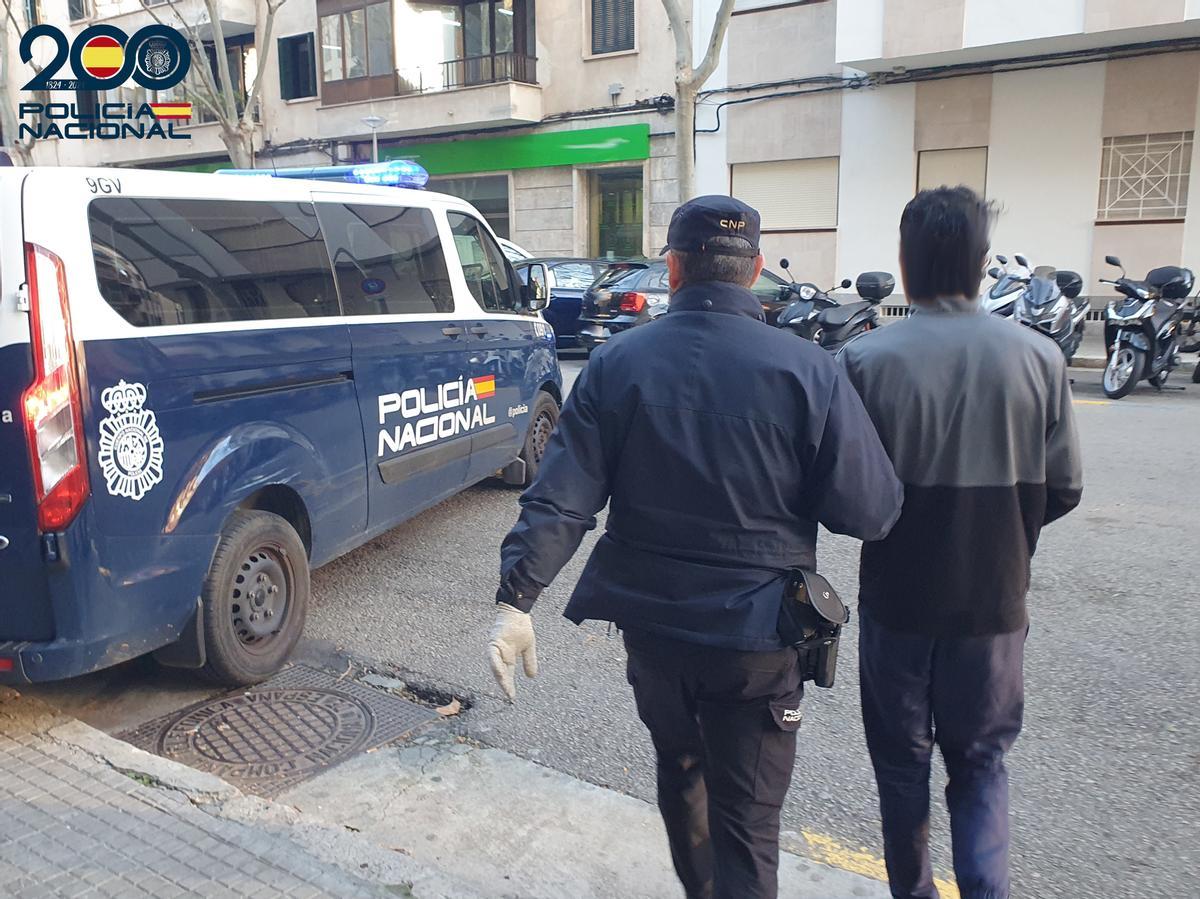 Un agente de la Policía Nacional lleva detenido al presunto autor de las amenazas con un cuchillo en palma.