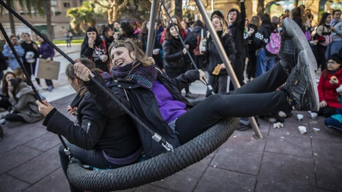 Un piquete en Benimaclet, Valencia, durante la huelga feminista del 8M