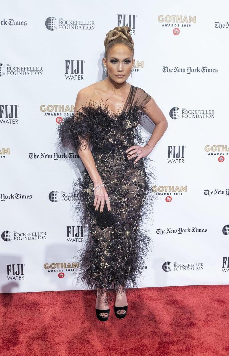 Jennifer López con vestido de plumas, de Ralph&amp;Russo