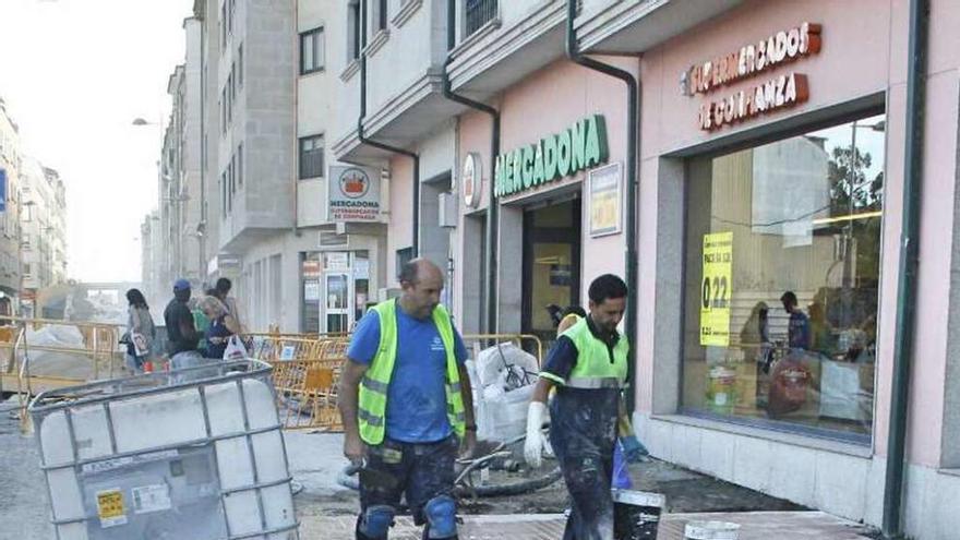 Trabajos en las aceras de la avenida de Vigo. // Santos Álvarez