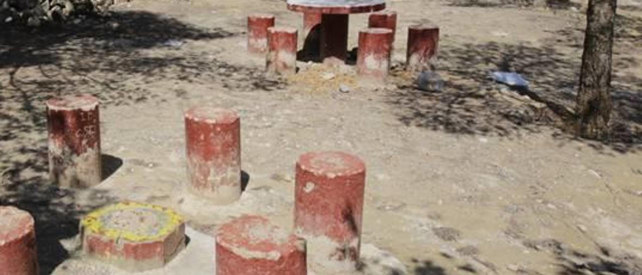 El merendero del pantano de Elche presenta basura, cristales y demás desperdicios, además de diversos bancos y mesas de piedra rotas.