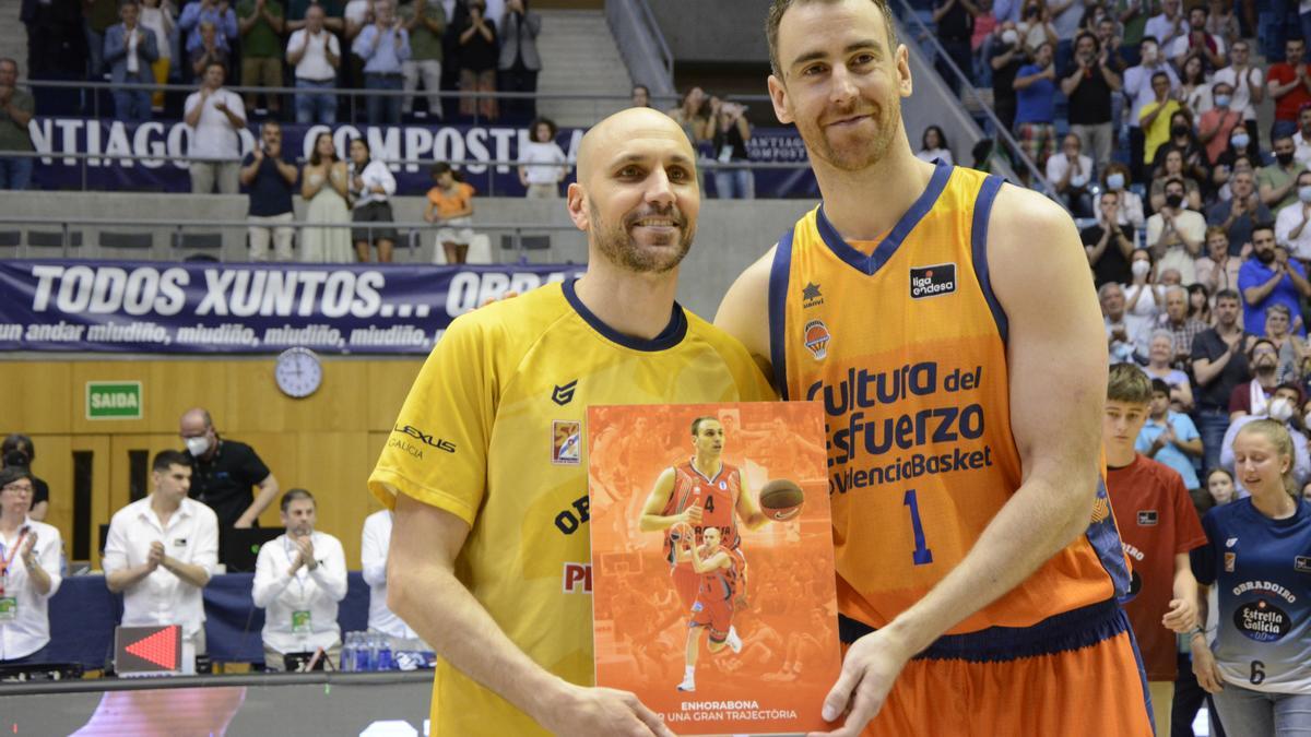 El Valencia Basket participó en el homenaje a Albert Oliver, que jugó su último partido como profesional