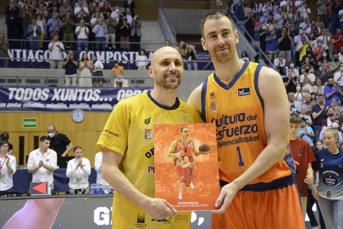 El Valencia Basket participó en el homenaje a Albert Oliver, que jugó su último partido como profesional