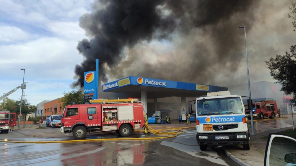 Foc a tocar d'una benzinera a Olot