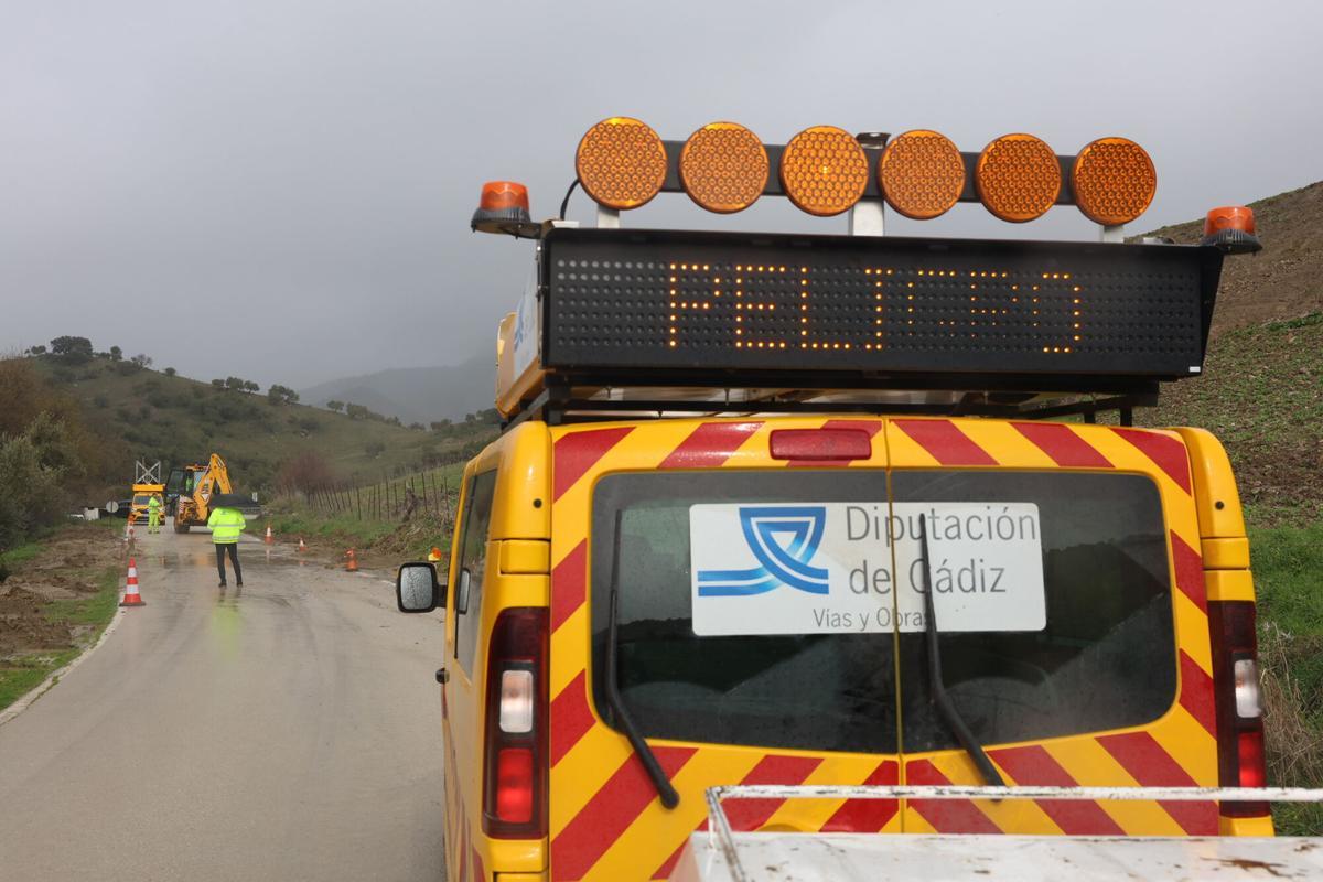 Una carretera afectada por las lluvias en la Sierra de Grazalema.