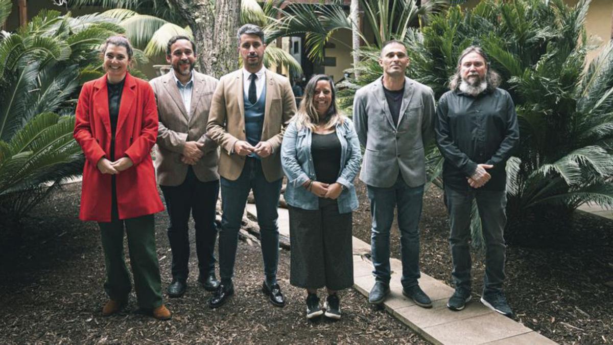 Foto de familia tras la presentación del evento. | | E.D.