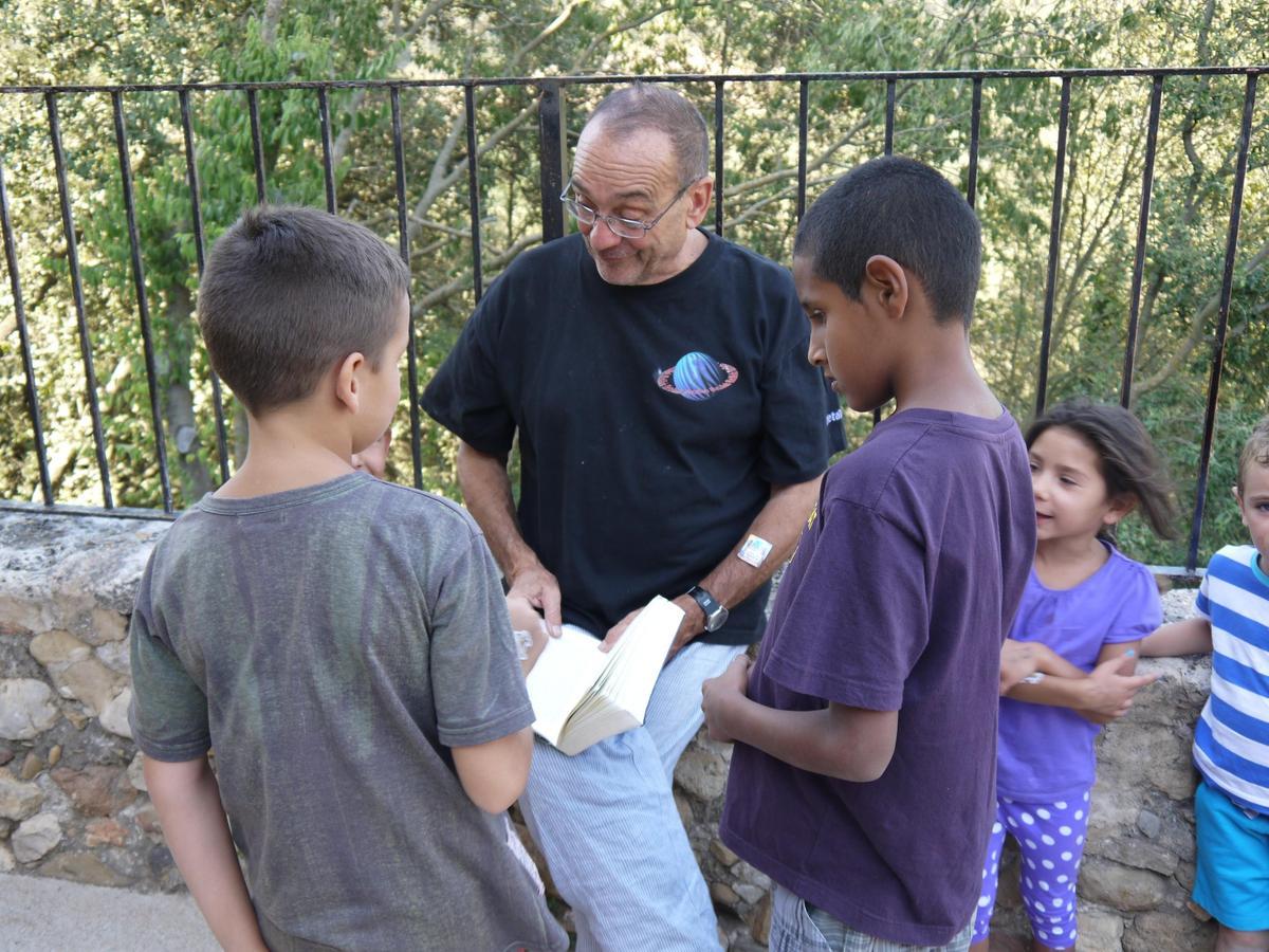 El Pare Manel, durante unas colonias de verano con los niños de Verdum y Roquetes.