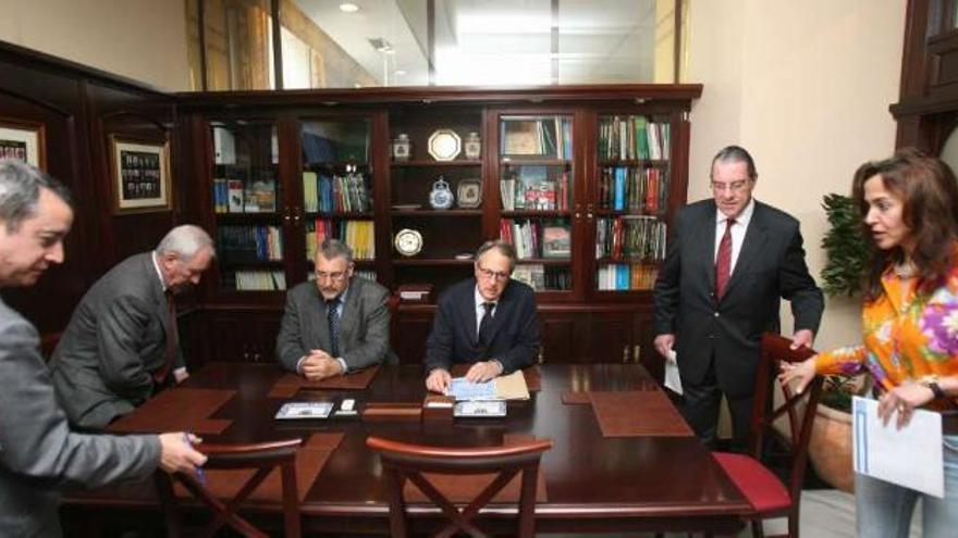 El decano del Colegio de Ingenieros (4º izqda.), Carlos Nárdiz, en la presentación del congreso. // J. de Arcos