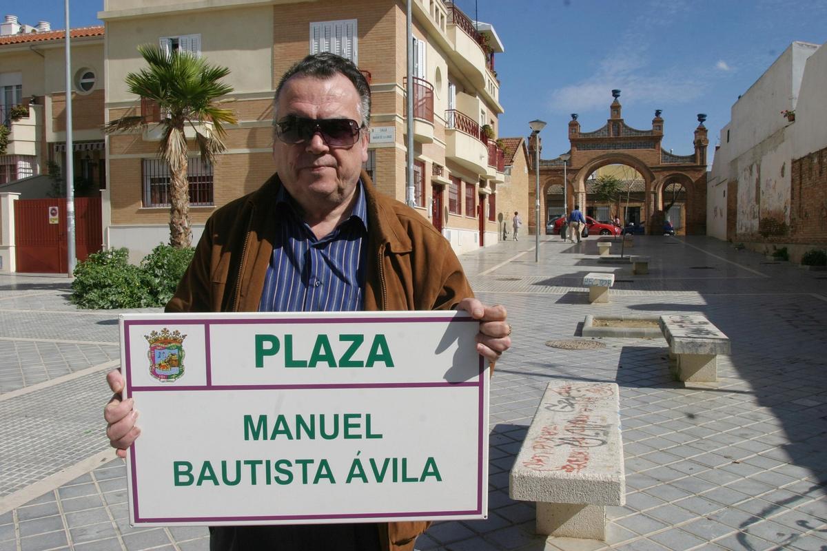 Juan Carlos Rey, presidente vecinal y sobrino de Manuel Bautista Ávila, en 2006, cuando el Ayuntamiento dedicó la principal plaza del barrio a su tío.