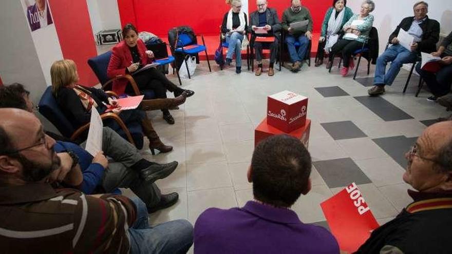 Un instante de &quot;El café de los lunes&quot; en la sede del PSOE.