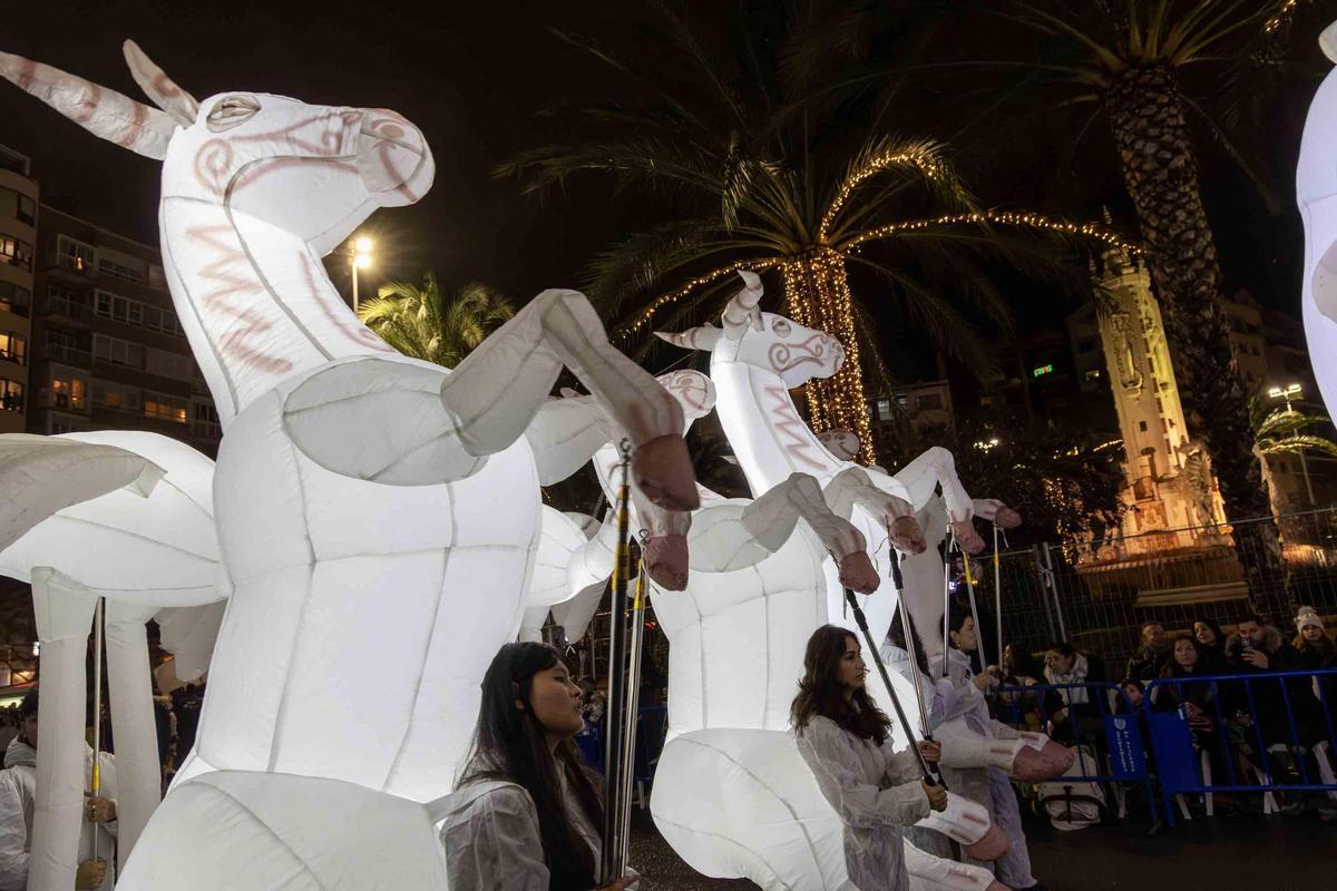 Las mejores imágenes de la Cabalgata de los Reyes Magos en Alicante