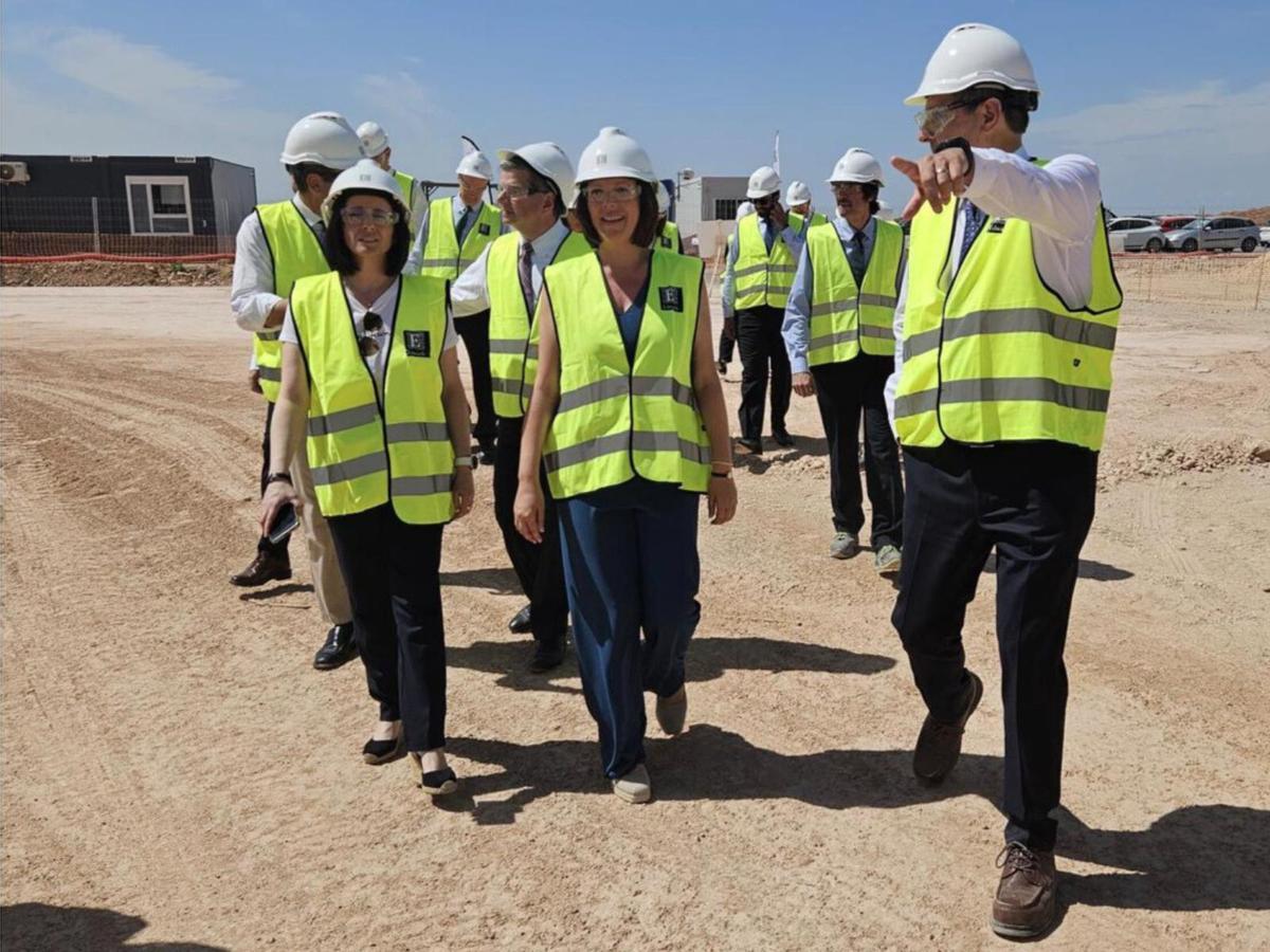 La alcaldesa Amparo Orts en la localización del Polígono III.