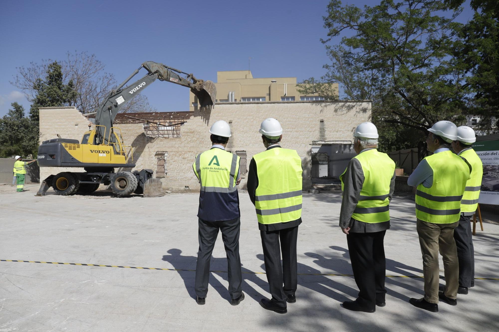 Demolición de las tres naves del Civil donde irá el tercer hospital de Málaga