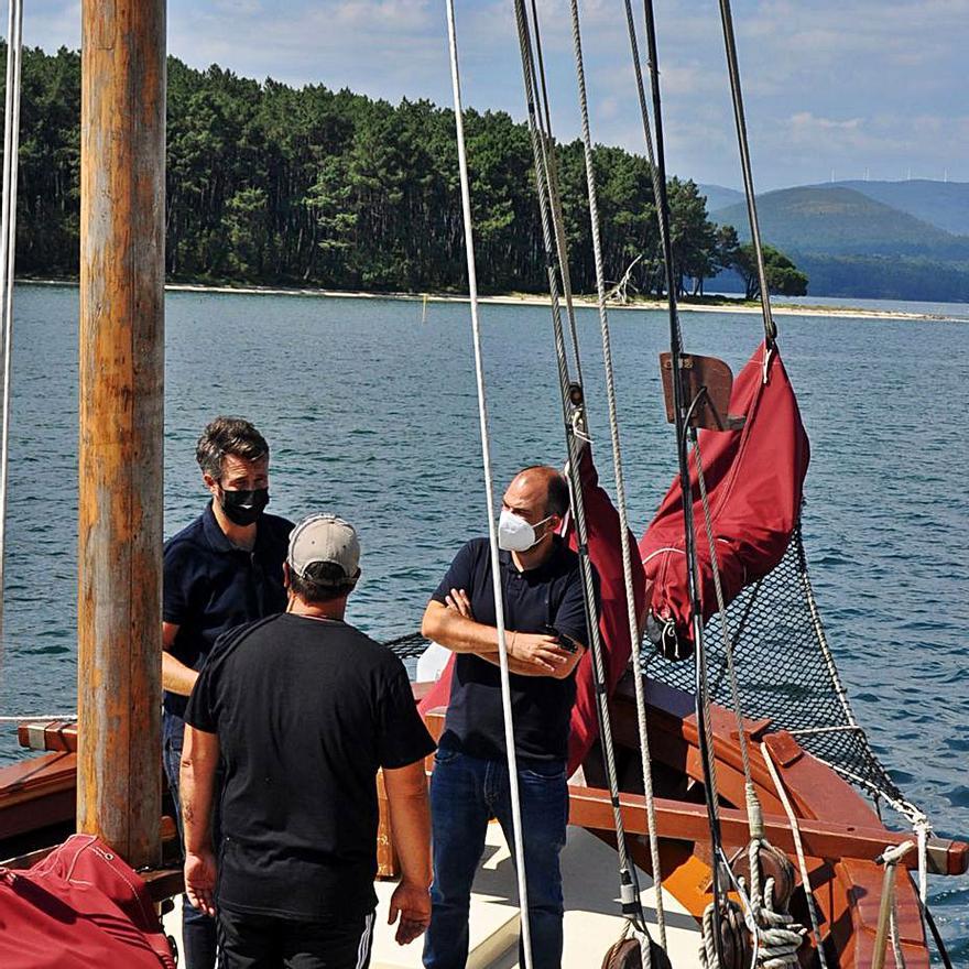 La presentación del convenio, a bordo del galeón, ayer.