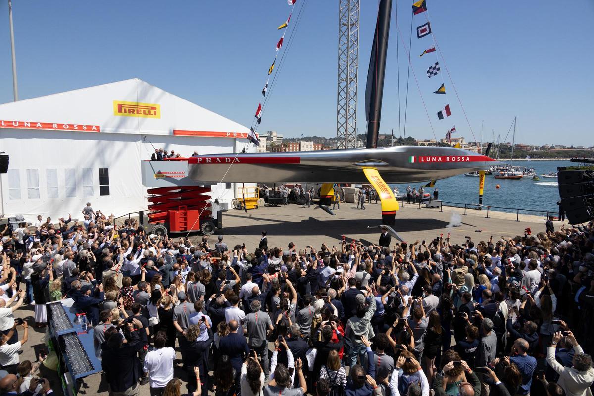 Los seguidores del equipo italiano de la Copa América de vela, Luna Rossa Prada Pirelli, aplauden en Cagliari (Cerdeña) el descubrimiento del AC75 con el que competirá en Barcelona.
