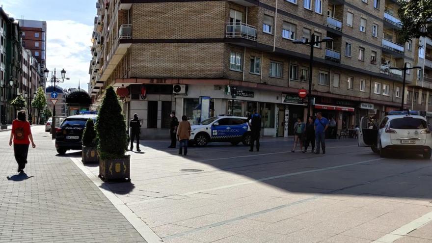 Varios coches de policía en la zona de la presunta agresión.