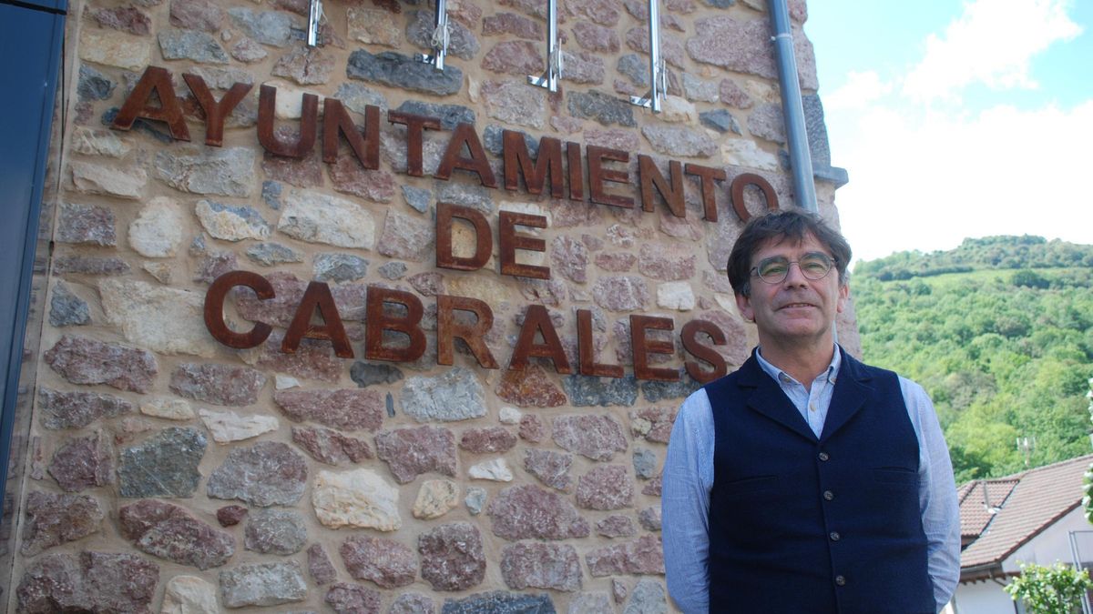 Jose Sánchez Díaz, junto al Edificio Consistorial.