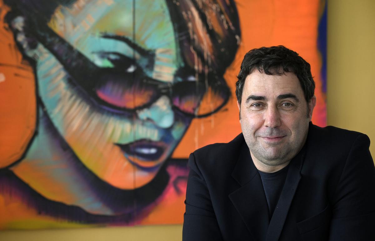 Barcelona. 07.04.2025. Cultura. Jordi Herreruela, director del Festival Cruïlla y presidente del Barcelona Music Lab, fotografiado junto a un retrato de Kylie Minogue en sus oficinas del 22@. Fotografía de Jordi Cotrina
