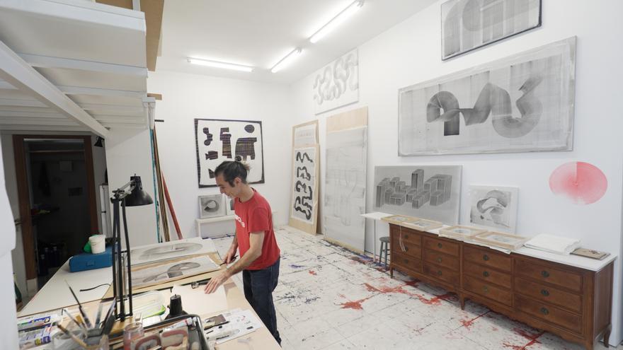 Pedro Oliver se mueve entre lo abstracto y el hiperrealismo con sus grandes pinceladas