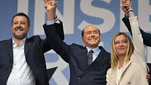 El líder de la Liga, Matteo Salvini, el de Forza Italia, Silvio Berlusconi, y la de Hermanos de Italia, Giorgia Meloni, este jueves en el cierre de campaña en Roma.