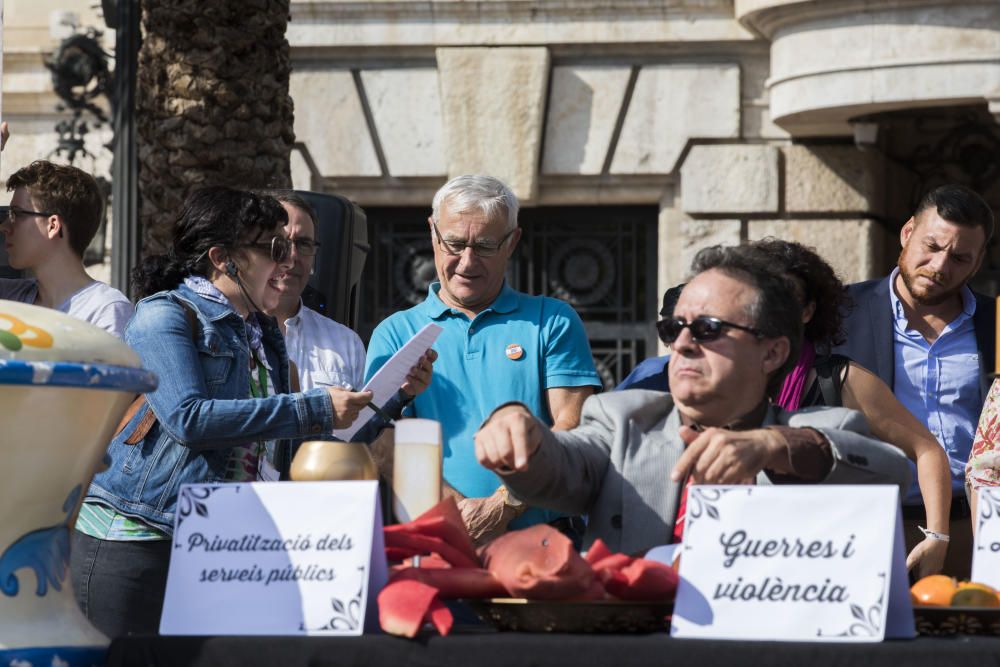 Falla humana de Pobresa Zero en la plaza del Ayuntamiento de València