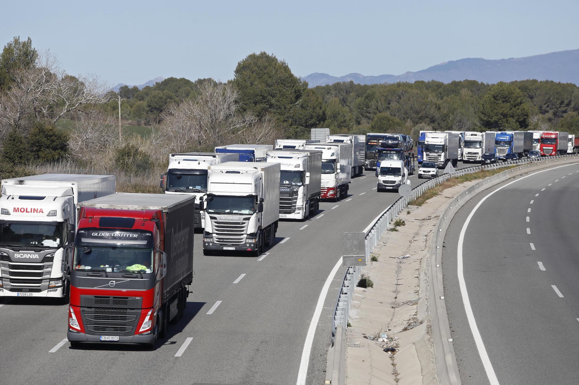 Cues quilomètriques a l'AP-7 a Garrigàs per un nou control policial