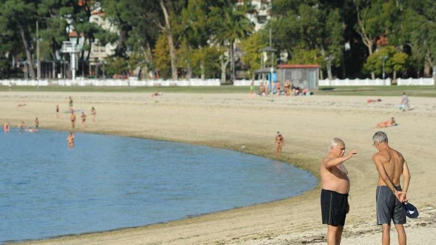 El buen tiempo animó a disfrutar de la jornada en el arenal vilagarciano. // Iñaki Abella