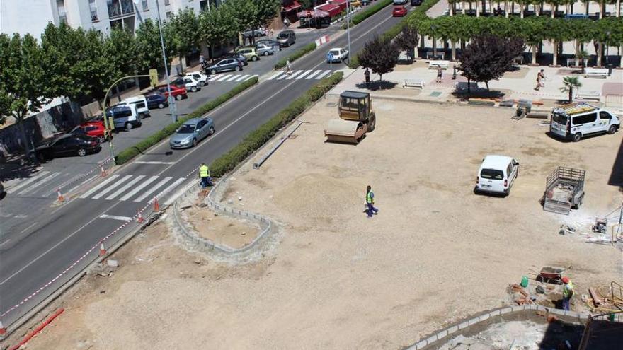 Las obras para remodelar la avenida de Coria &quot;siguen a buen ritmo&quot;