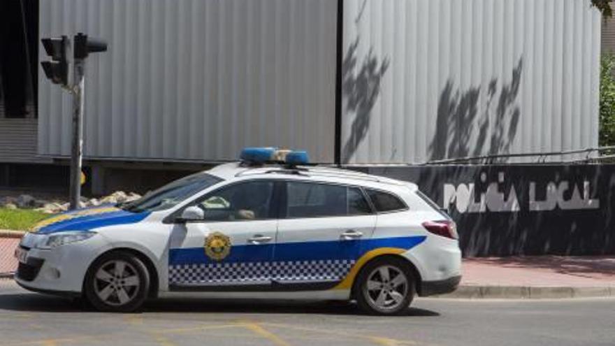 Un coche patrulla circula ante el edificio de la Jefatura de la Policía Local de San Vicente.