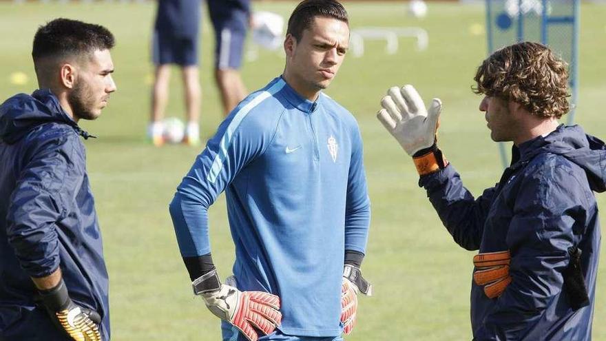 Diego Tuero, entrenador de porteros, se dirige a Dani Martín, izquierda, y Óscar Whalley en la sesión de ayer.