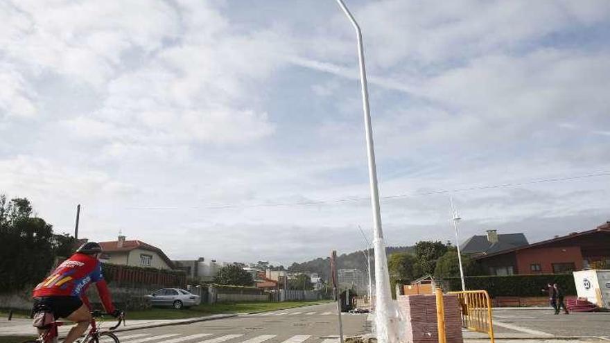 Un ciclista circula junto a las nuevas farolas de Pablo Laloux.