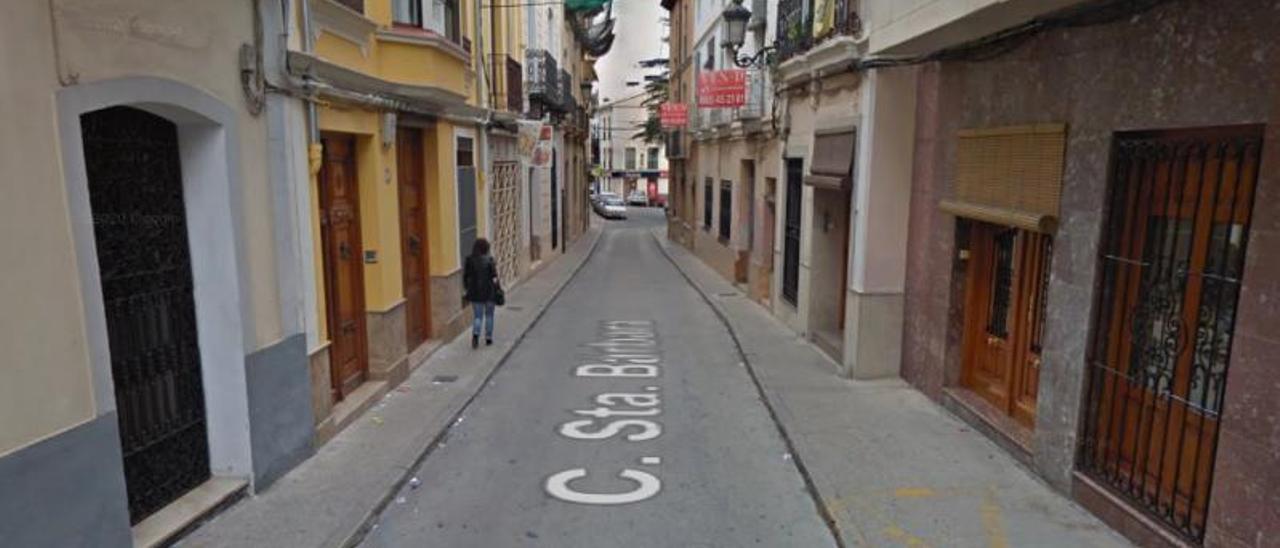 La calle Santa Bárbara de Enguera, antes de las obras de eliminación de barreras arquitectónicas. | GOOGLE MAPS