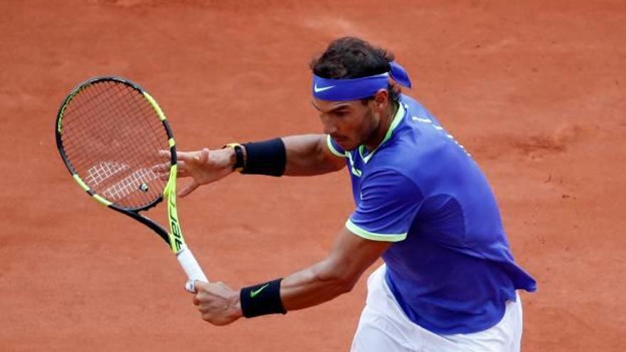 Nadal devuelve la pelota en su partido ante Basilashvili.