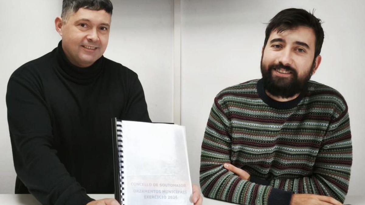 Manuel Lourenzo, alcalde de Soutomaior, y Diego Moreira, concejal de Hacienda, presentan el documento económico.
