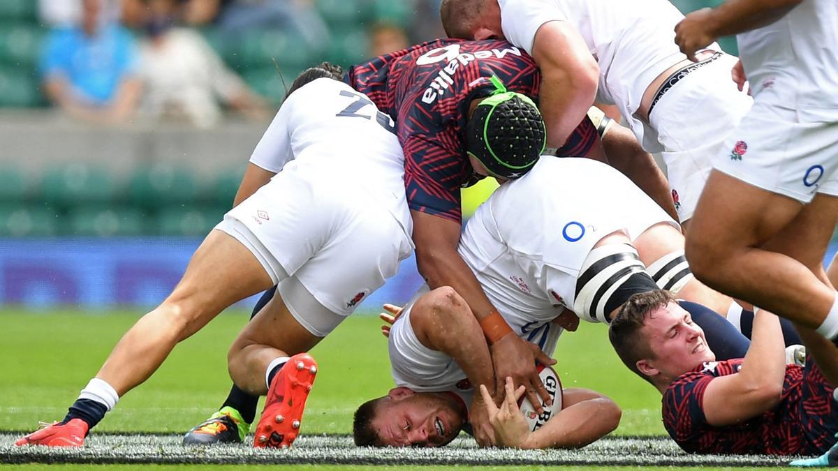 Una pugna por el balón en un amistoso de rugbi entre Inglaterra y Estados Unidos.