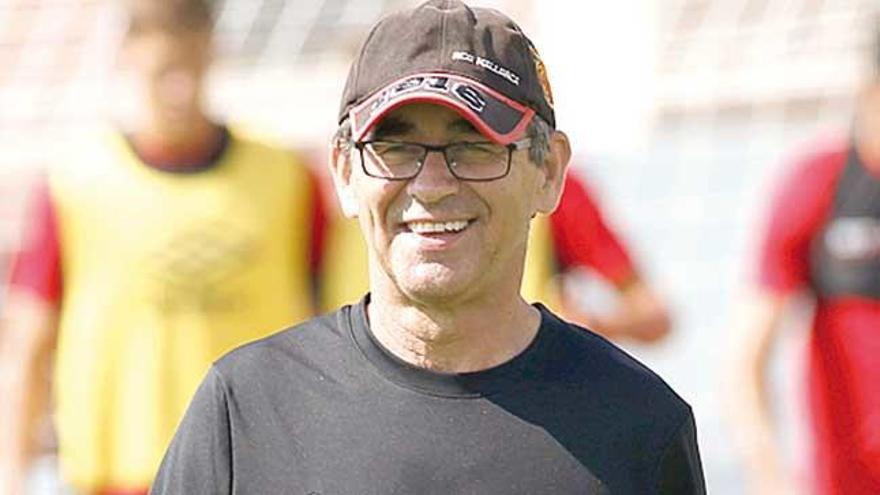 Fernando Vázquez sonríe en un  entrenamiento reciente.