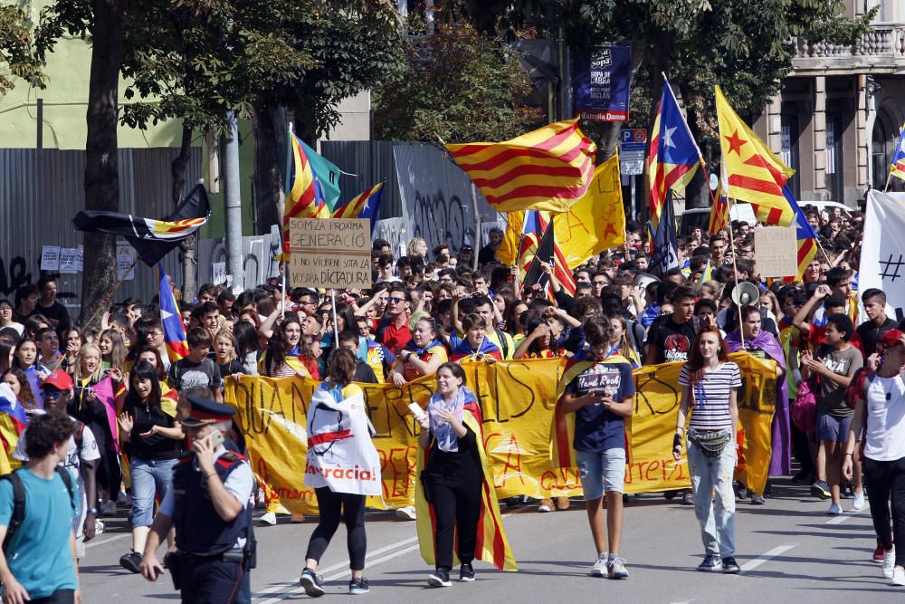 Manifestació d'estudiants universitaris i de secundària al centre de Girona