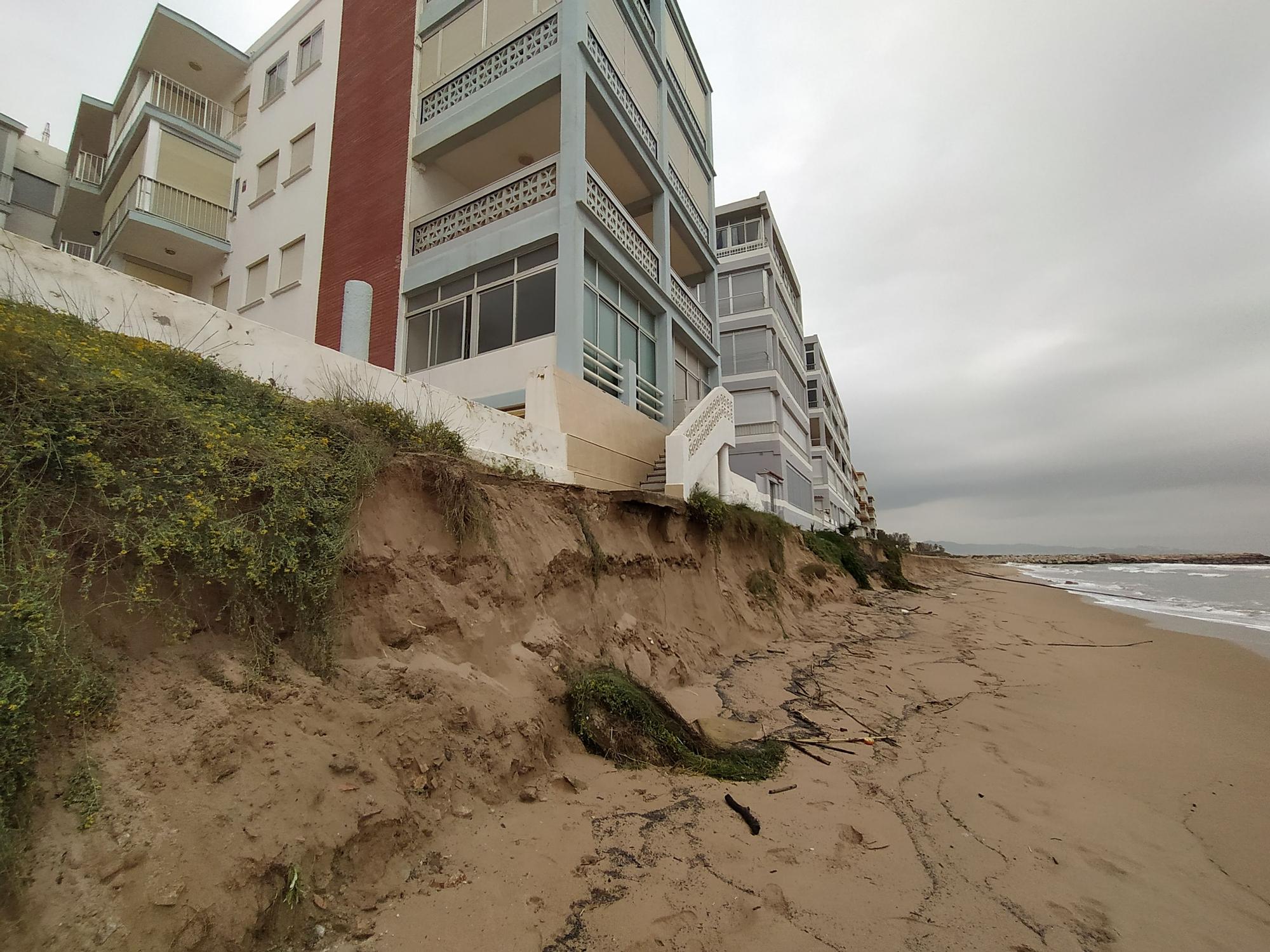 El temporal arrasa la playa de Tavernes